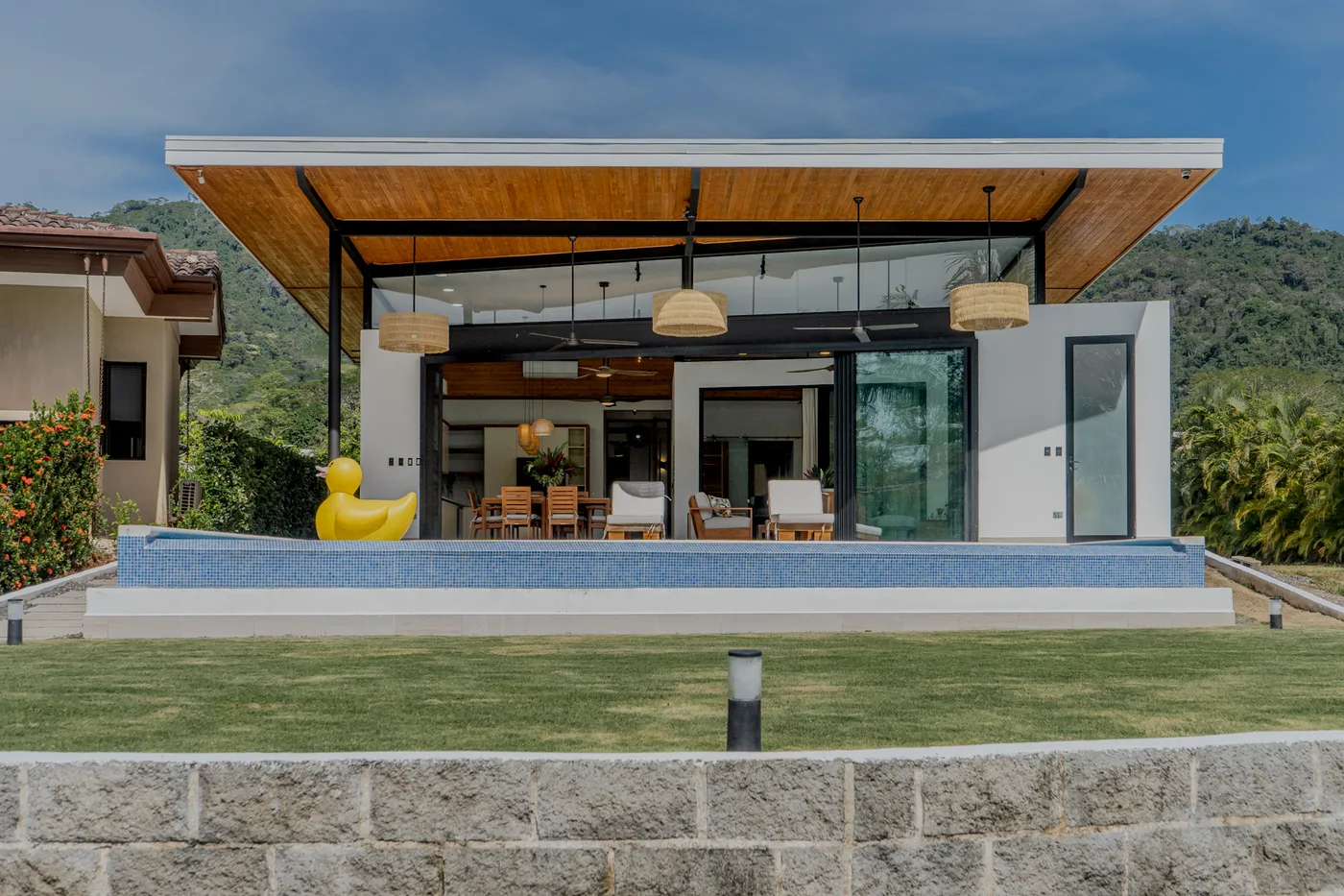 Bronze Macaw Residence, a project by Arkamos Architecture