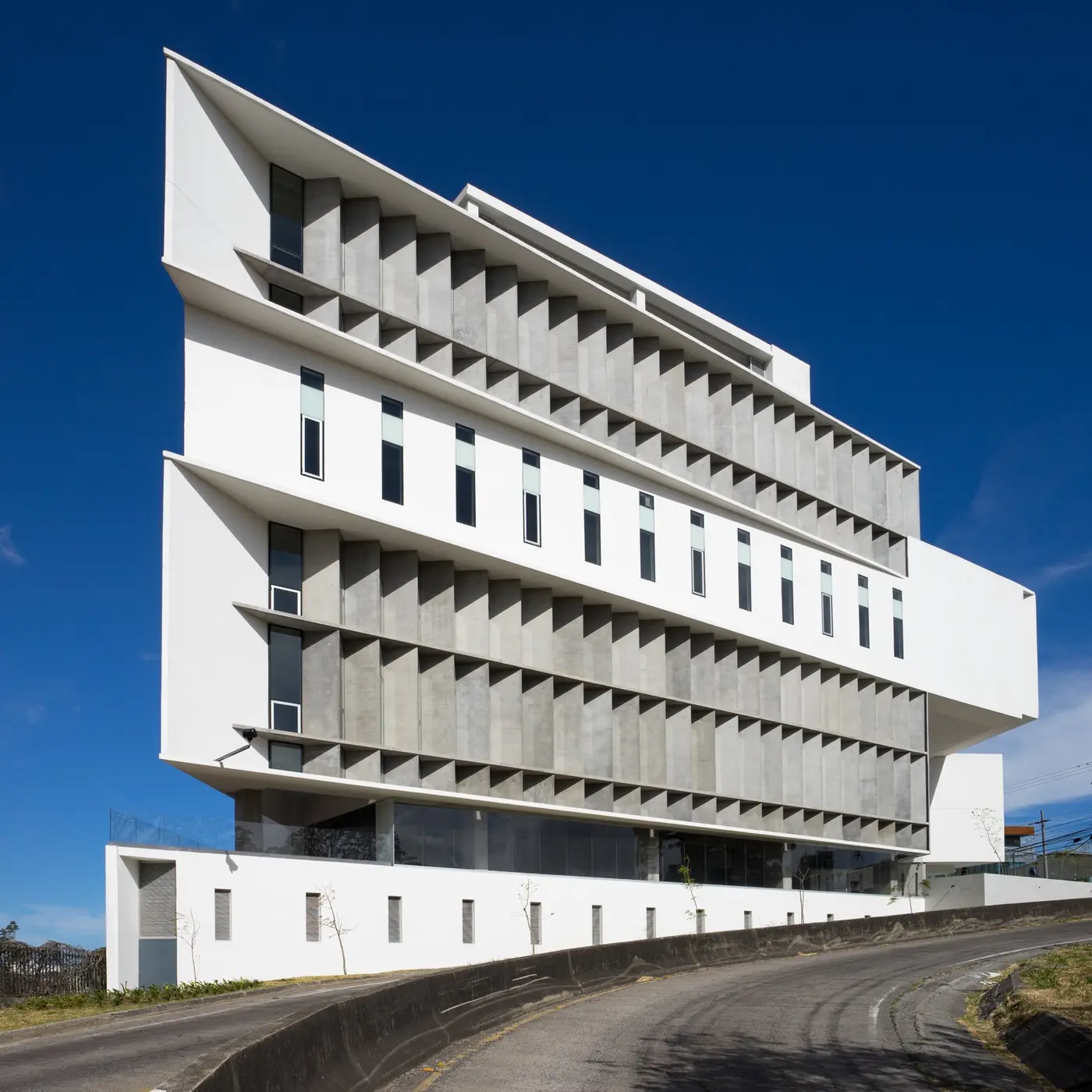 Oficentro Asebanacio, a project by ICESA